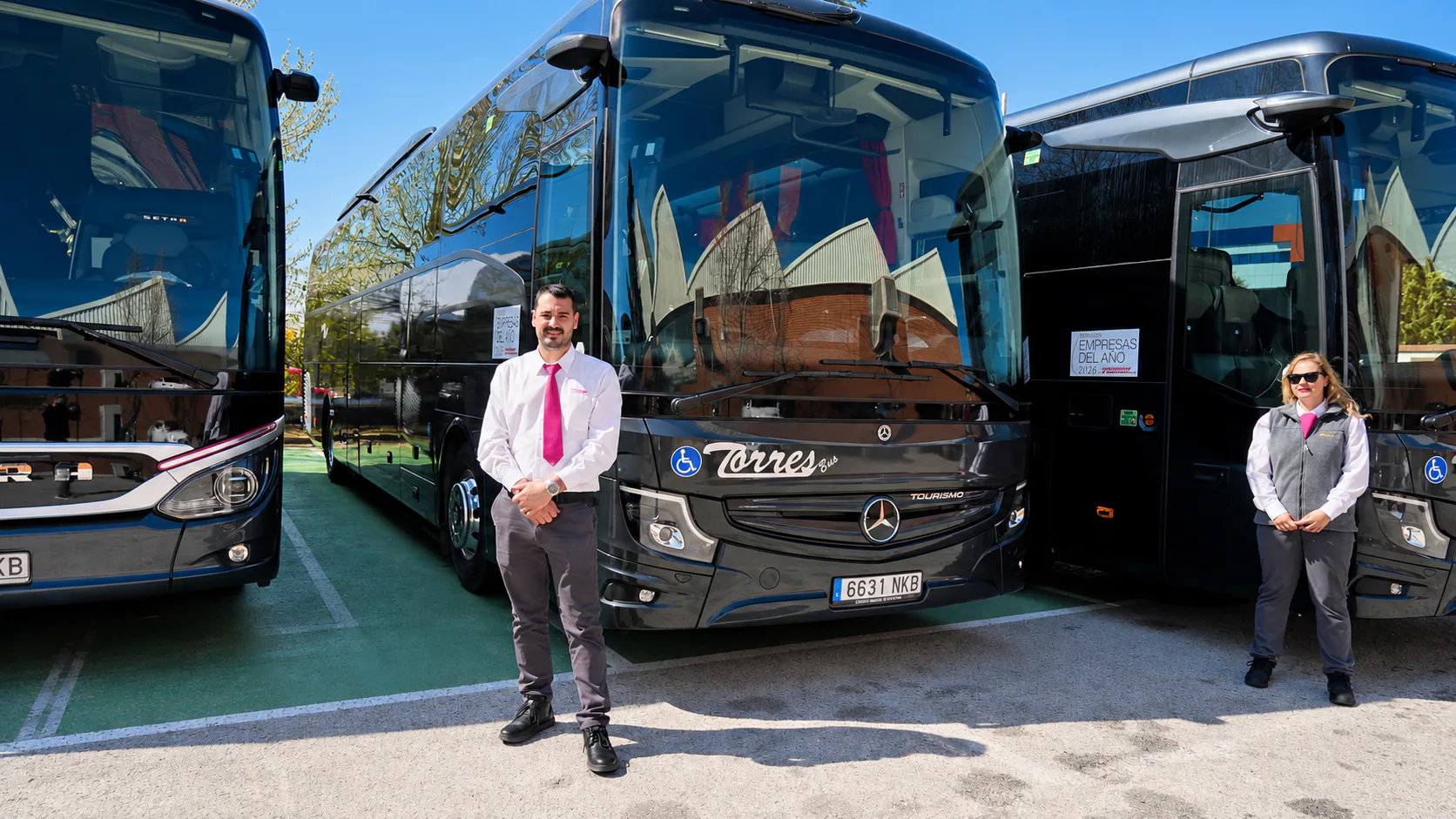 Equipo profesional de Torres Bus junto a sus autocares