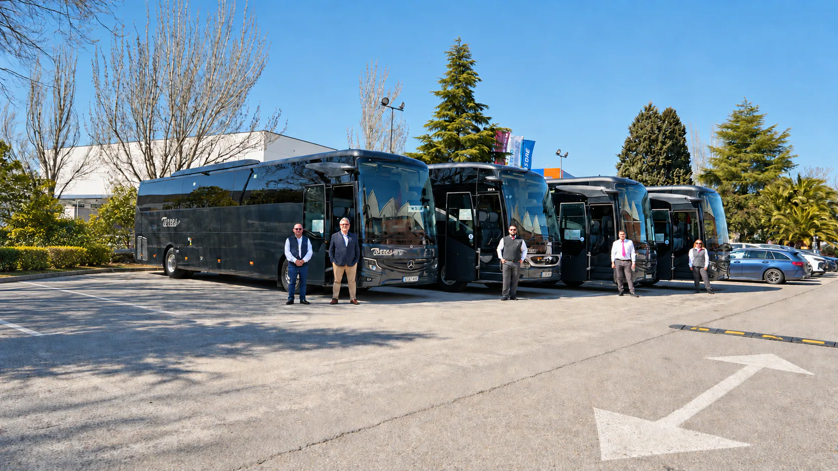 Flota de autobuses Torres Bus con su equipo